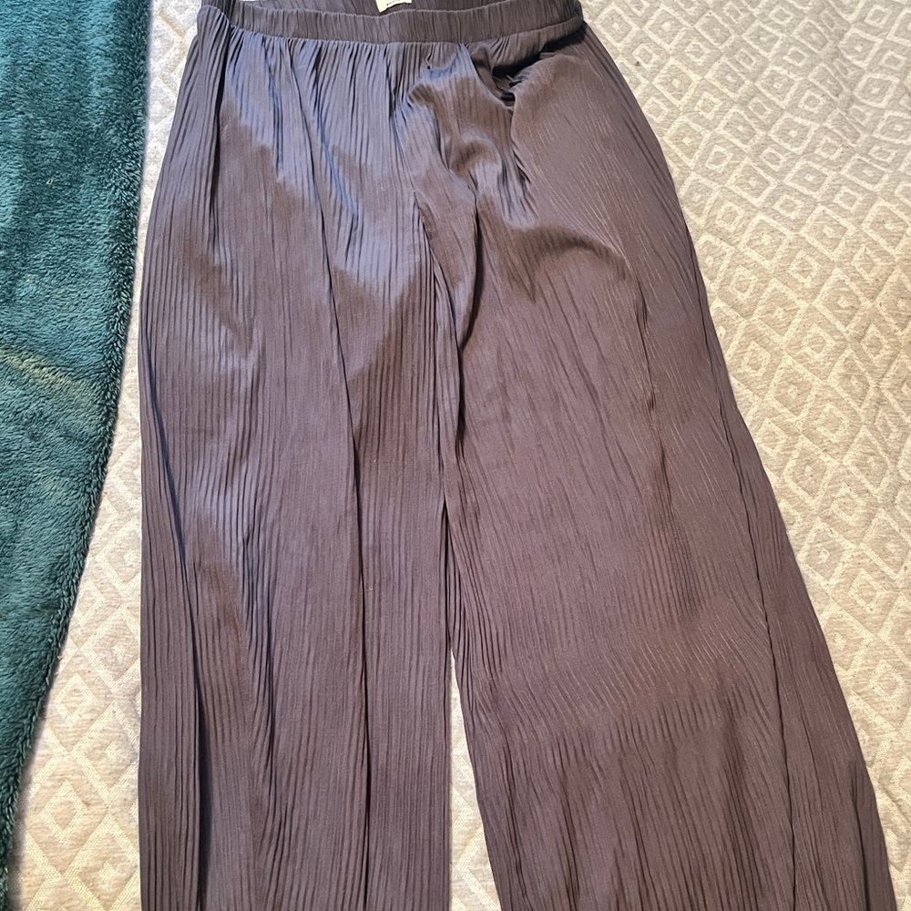 Pleated Wide-Leg Pants in Dark Gray